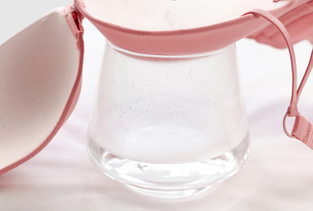 Kelių spalvų besiūlė moteriška liemenėlė su liftingo efektu ir reguliuojamais petnešėlėmis