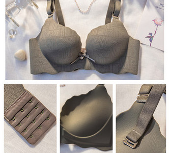 Varrat nélküli női melltartó szalaggal