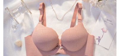 Varrat nélküli női melltartó szalaggal