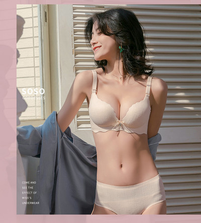 Varrat nélküli női melltartó szalaggal