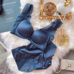 Moteriškas intymus dviejų dalių komplektas su priekyje uždaroma liemenėlė ir kelnaitės aukštu liemeniu