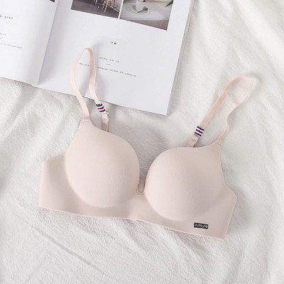 Švarus besiūlių apatinių modelis - liemenėlė arba komplektas su bokseriais