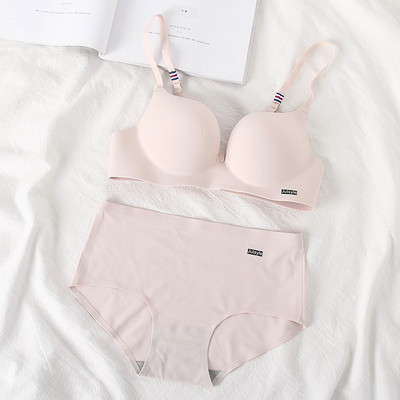 Õmblusteta aluspesu puhas mudel - rinnahoidja või komplekt bokseritega