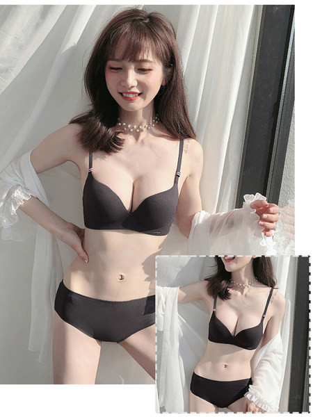 Švarus besiūlių apatinių modelis - liemenėlė arba komplektas su bokseriais