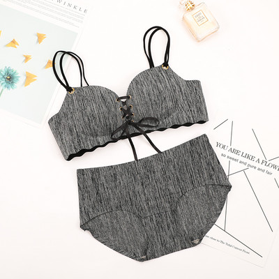 Moteriška liemenėlė su paminkštinimu ir raišteliais