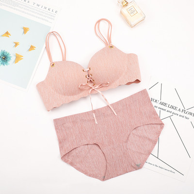 Moteriška liemenėlė su paminkštinimu ir raišteliais