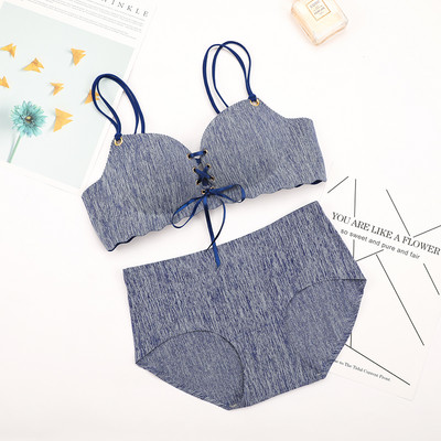 Moteriška liemenėlė su paminkštinimu ir raišteliais