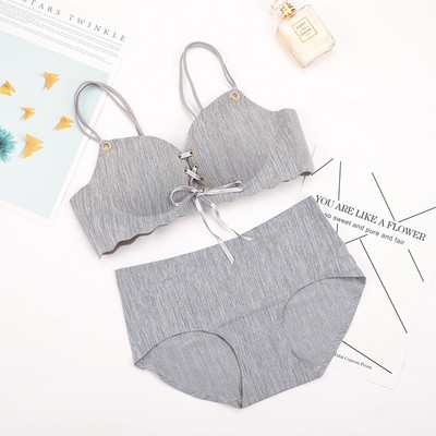 Moteriška liemenėlė su paminkštinimu ir raišteliais