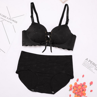 Moteriška liemenėlė su paminkštinimu ir raišteliais