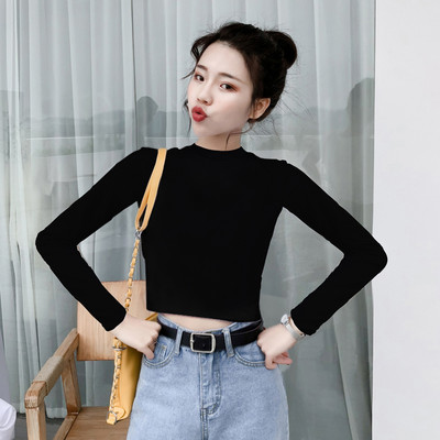 Švaraus moteriško modelio palaidinė ilgomis rankovėmis