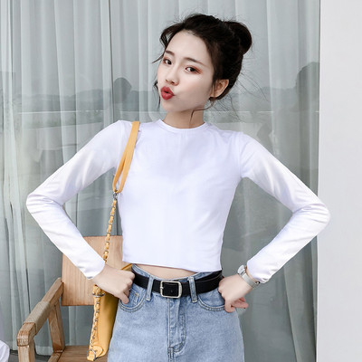 Švaraus moteriško modelio palaidinė ilgomis rankovėmis