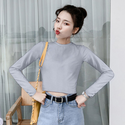 Švaraus moteriško modelio palaidinė ilgomis rankovėmis