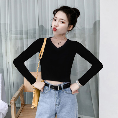 Švaraus moteriško modelio palaidinė ilgomis rankovėmis