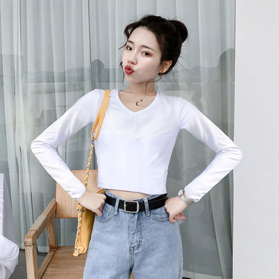 Švaraus moteriško modelio palaidinė ilgomis rankovėmis