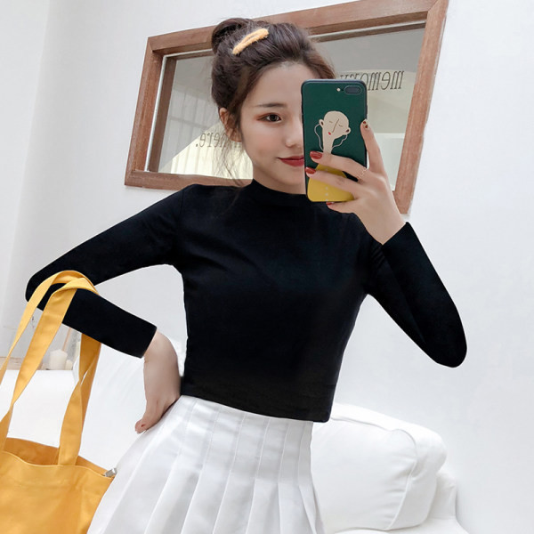 Švaraus moteriško modelio palaidinė ilgomis rankovėmis