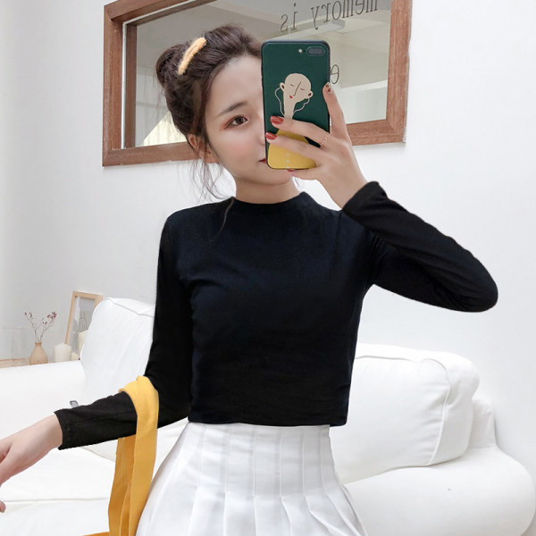 Švaraus moteriško modelio palaidinė ilgomis rankovėmis