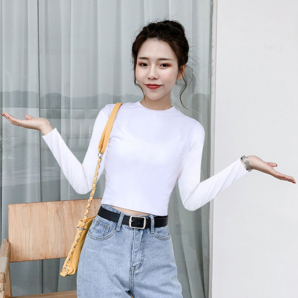 Švaraus moteriško modelio palaidinė ilgomis rankovėmis