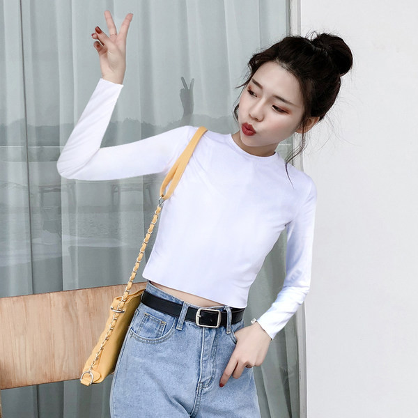 Švaraus moteriško modelio palaidinė ilgomis rankovėmis