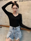 Sima női blúz hegyes nyakkivágással