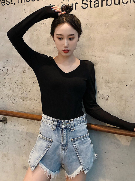 Sima női blúz hegyes nyakkivágással