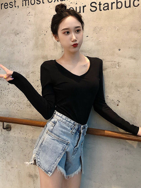 Sima női blúz hegyes nyakkivágással