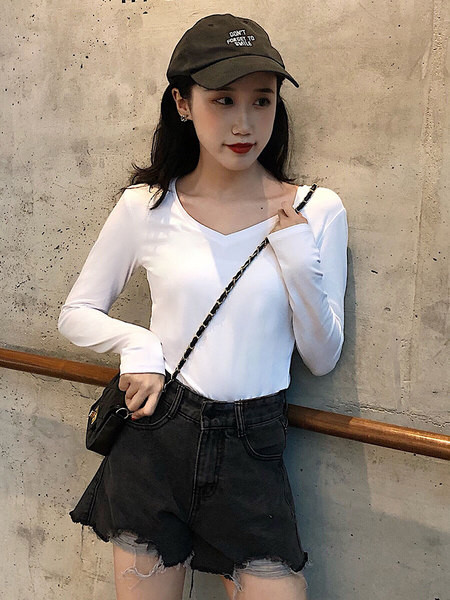 Sima női blúz hegyes nyakkivágással