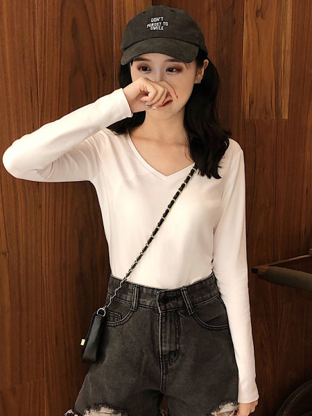 Sima női blúz hegyes nyakkivágással