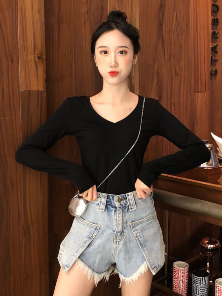 Sima női blúz hegyes nyakkivágással