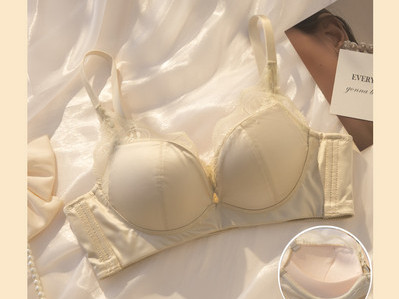 Moteriška liemenėlė su nėriniais ir paminkštinimu