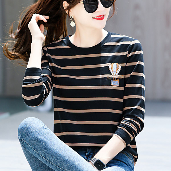 Moteriška dryžuota palaidinė su ovalia iškirpte ir siuvinėjimu