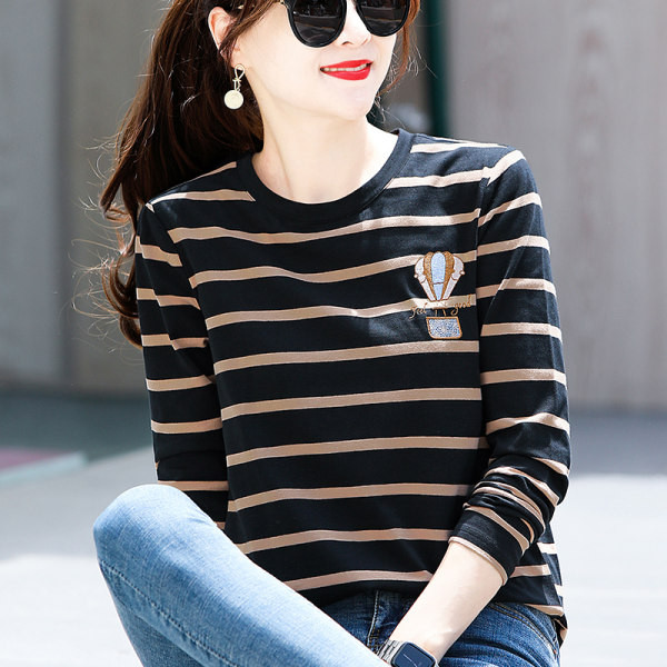 Moteriška dryžuota palaidinė su ovalia iškirpte ir siuvinėjimu