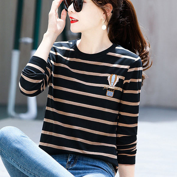 Moteriška dryžuota palaidinė su ovalia iškirpte ir siuvinėjimu