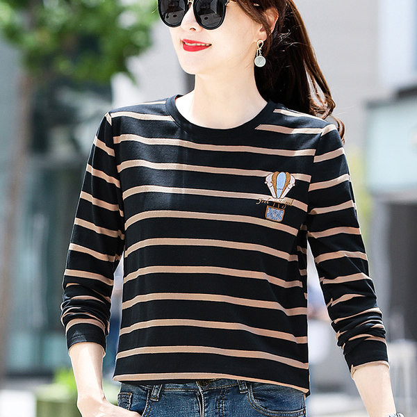 Moteriška dryžuota palaidinė su ovalia iškirpte ir siuvinėjimu