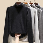 Moteriška palaidinė su polo apykakle ir metaliniais elementais