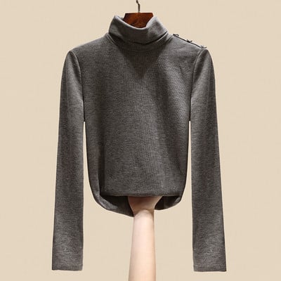 Moteriška palaidinė su polo apykakle ir metaliniais elementais