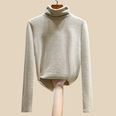 Moteriška palaidinė su polo apykakle ir metaliniais elementais