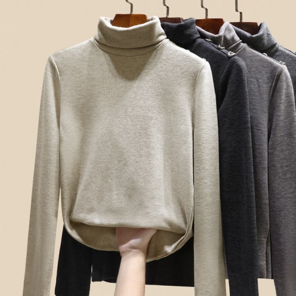 Moteriška palaidinė su polo apykakle ir metaliniais elementais