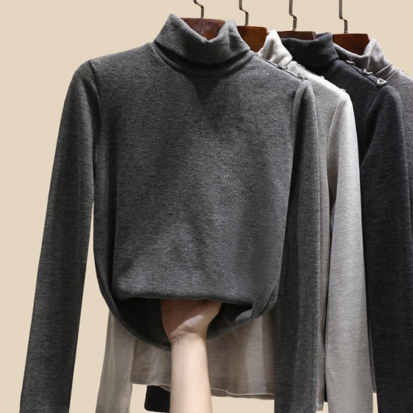 Moteriška palaidinė su polo apykakle ir metaliniais elementais