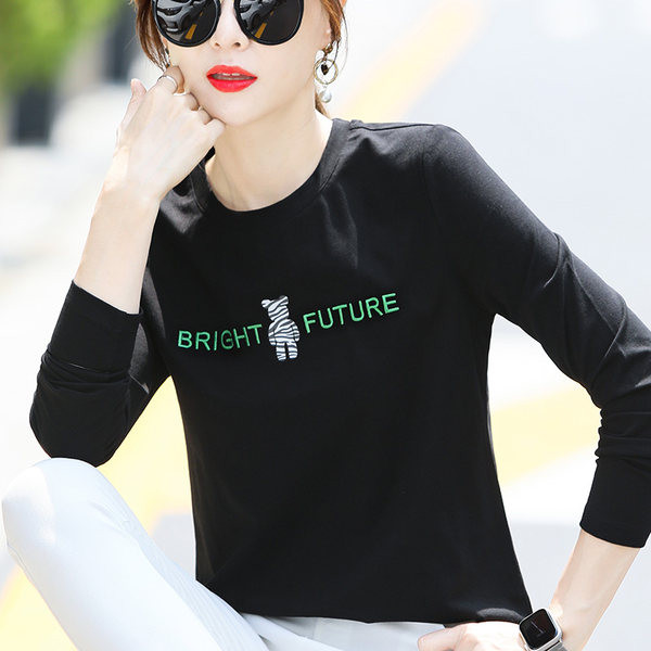 Moteriška laisvalaikio palaidinė su išsiuvinėtu raštu ir ovalia iškirpte