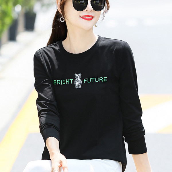 Moteriška laisvalaikio palaidinė su išsiuvinėtu raštu ir ovalia iškirpte