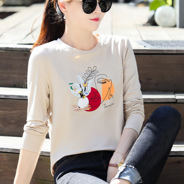 Moteriški marškinėliai ilgomis rankovėmis ir raštu