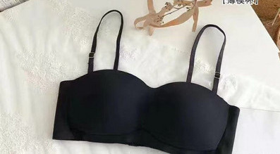 Varrat nélküli női melltartó állítható pántokkal