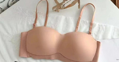 Varrat nélküli női melltartó állítható pántokkal