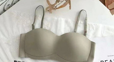 Varrat nélküli női melltartó állítható pántokkal