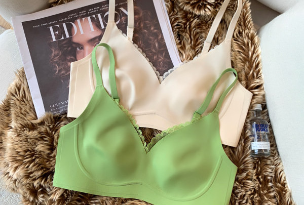 Dámska podprsenka s čipkou a nastaviteľnými ramienkami