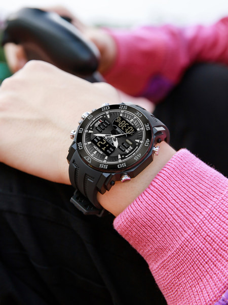 Športové hodinky s gumeným remienkom a okrúhlym ciferníkom