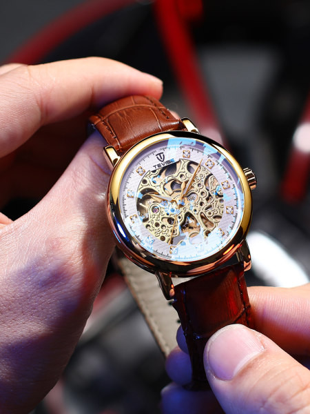 Moodne nahkrihmaga meeste käekell - veekindel