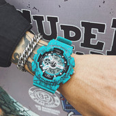 Színes férfi mechanikus karóra