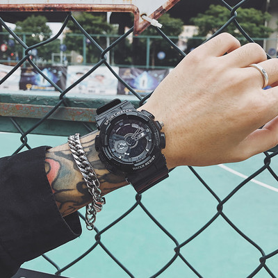 Színes férfi mechanikus karóra