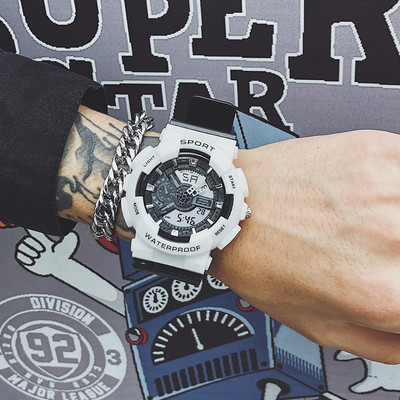 Színes férfi mechanikus karóra